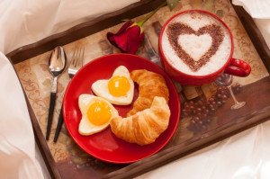 Valentínsky víkend: Prebuďte romantiku raňajkami do postele. A toto by ste v perinách mohli podávať