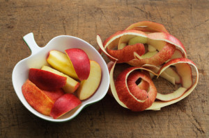Už ich nikdy nevyhadzujte: 5 super tipov, ako využiť jablkové šupky
