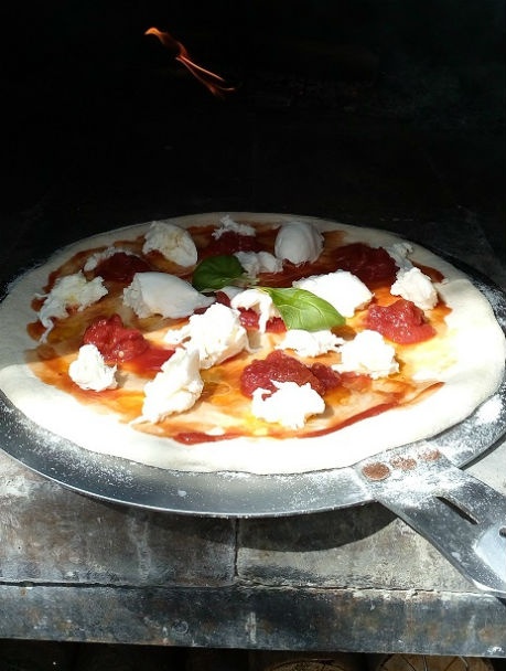 Pizza pečená v hlinenej piecke (videorecept)