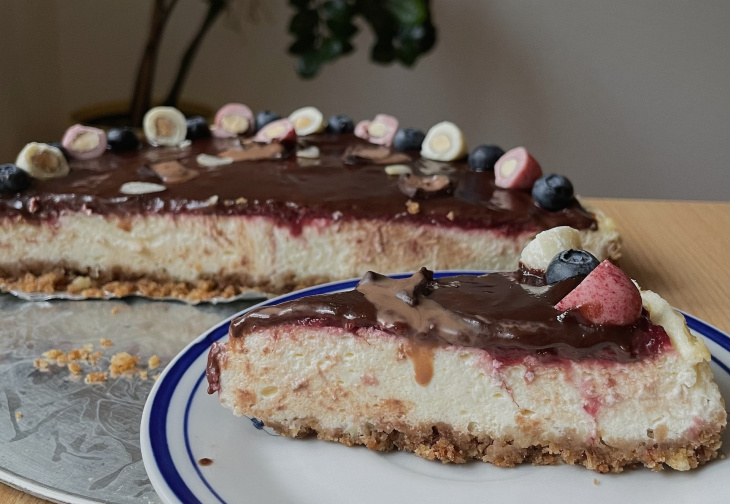 Vanilkový cheesecake s malinovou a čokoládovou polevou