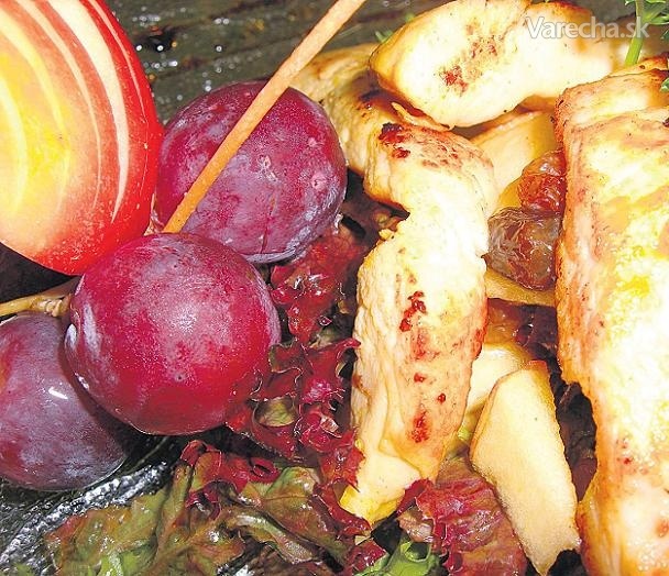 Miešaný listový šalát s jablkami a grilovaným kurčaťom