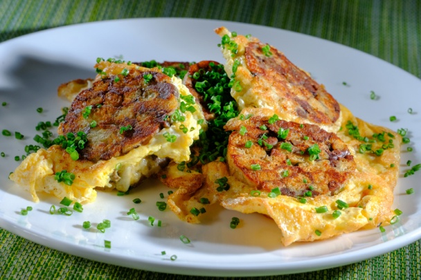 Žemľovo-pečienočková knedľa s omeletou