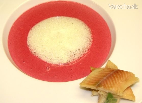 Krémová polievka z červenej repy s wasabi penou 