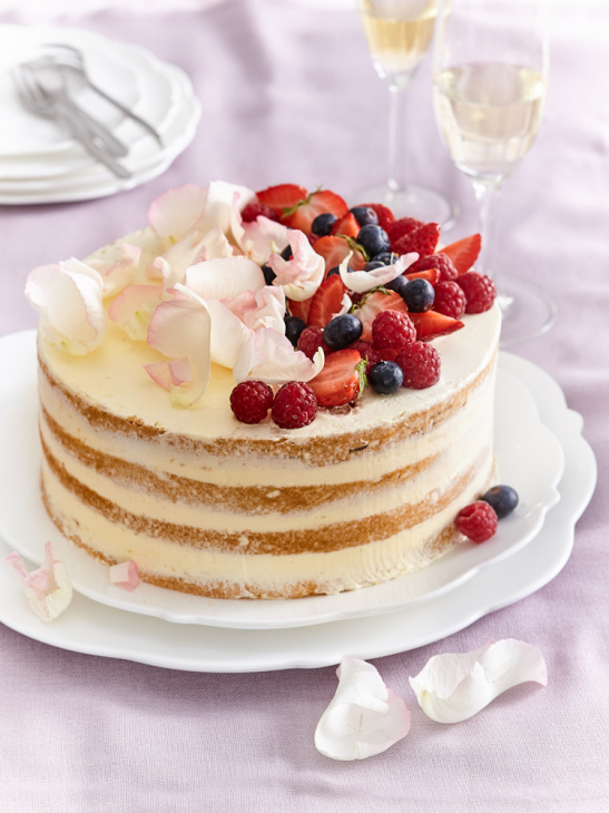 Svadobná torta s vanilkovým krémom a ovocím