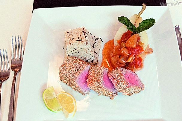 Tuniak s divou ryžou a ovocno-zeleninovým čatní