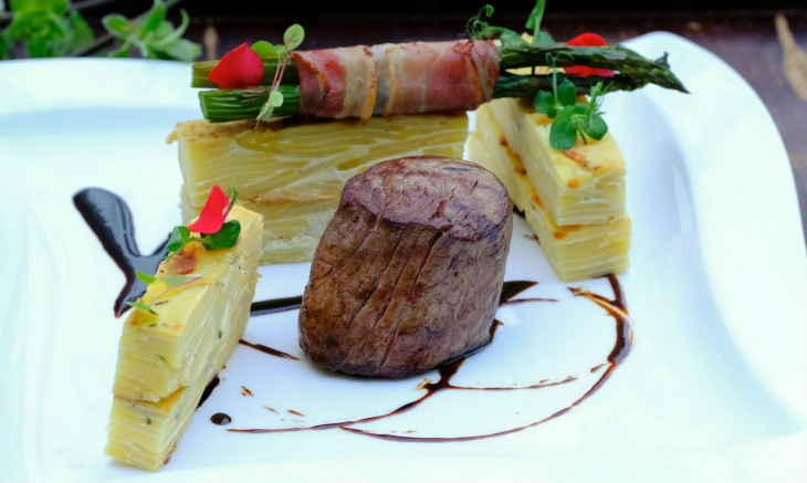 Steak zo sviečkovice s gratinovanými zemiakmi