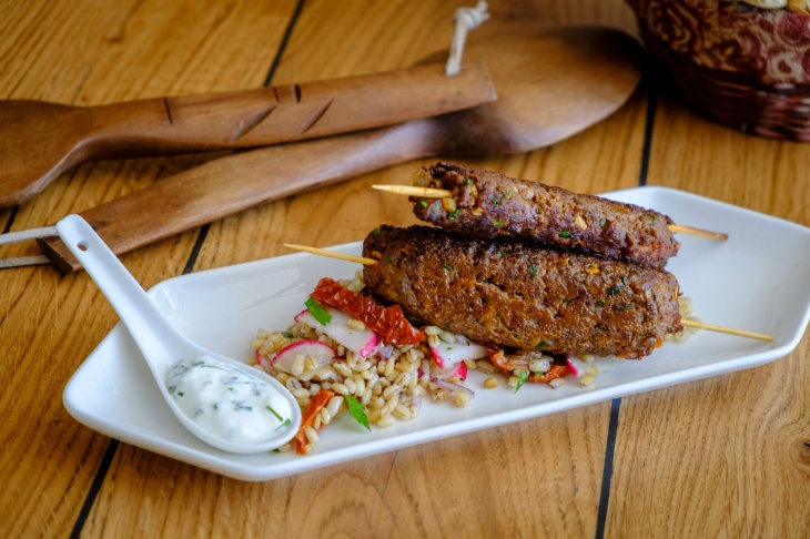 Kebab s krúpovo-reďkovkovým šalátom