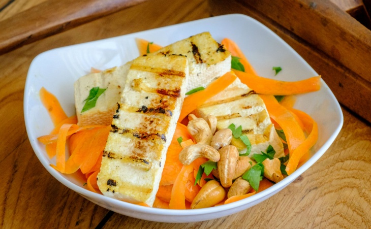 Grilované tofu s mrkvovo-orechovým šalátom 