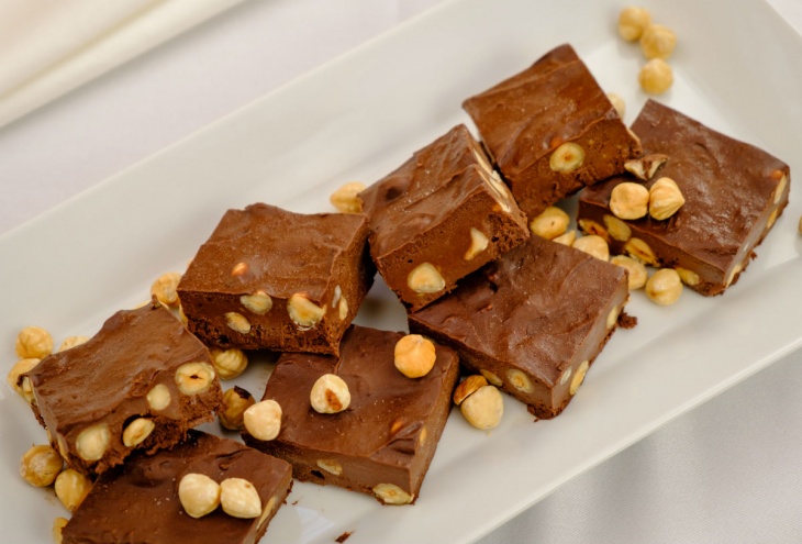 Čokoládové bezlepkové „brownies“ s lieskovcami
