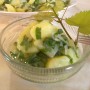 Svieži zemiakový šalát s mladými listami hrozna a púpavy (fotorecept)
