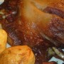 Pomaly pečená hus s pečenými jablkami a so zemiakmi pečenými v husacej masti (fotorecept)