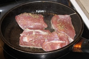 Bravčové pečené mäso s omáčkou z červenej cibule - obrázok 2