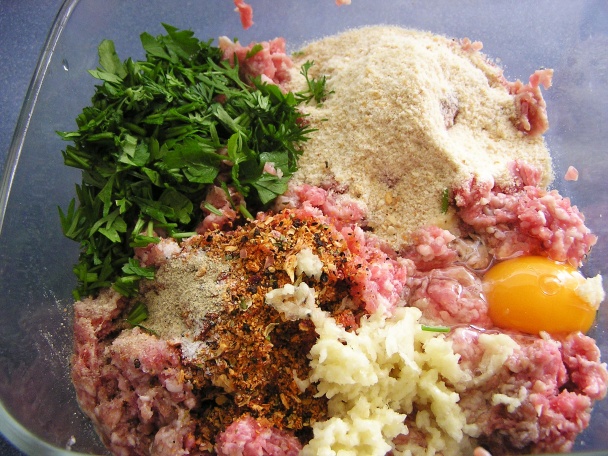 Špagety s mäsovými guľkami v rajčinovej omáčke (fotorecept) - obrázok 1
