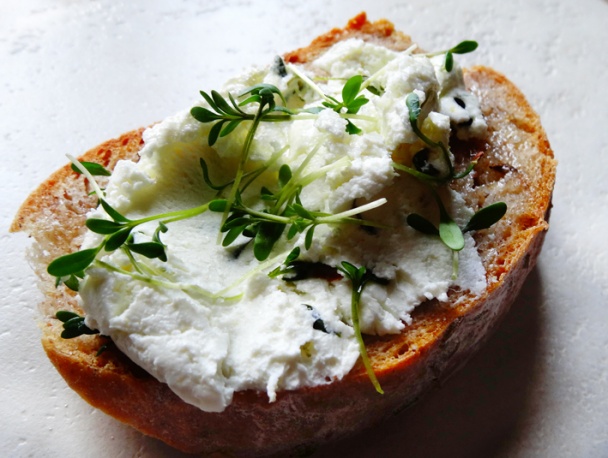 Labneh s limetkovou kůrou, česnekem a bylinkou (fotorecept) - obrázok 5
