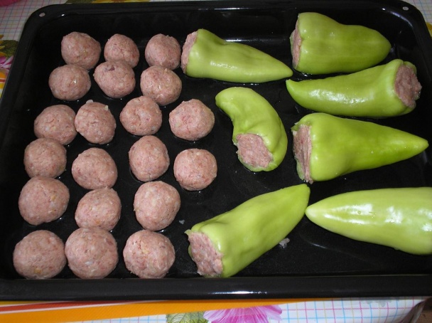 Pečená plnená paprika v paradajkovej omáčke (fotorecept) - obrázok 1