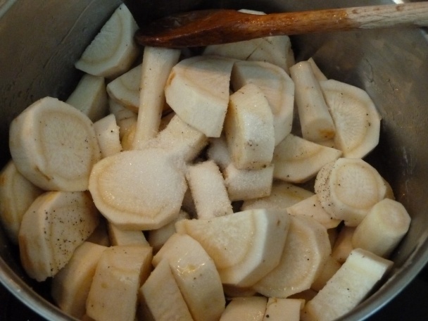 Teľacie líčka s paštrnákovým pyré a baby špenátom (fotorecept) - obrázok 8