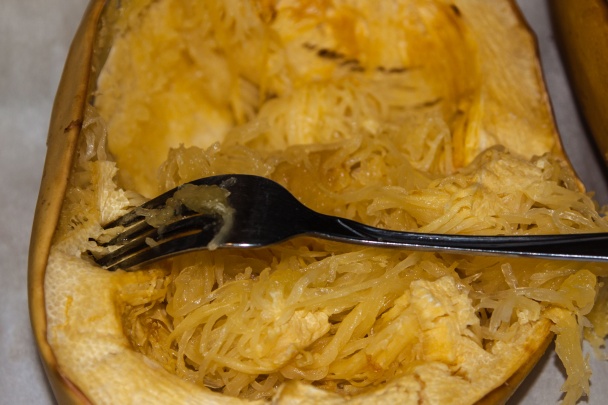 Parmesan spaghetti squash s paradajkovou omáčkou (fotorecept) - obrázok 1