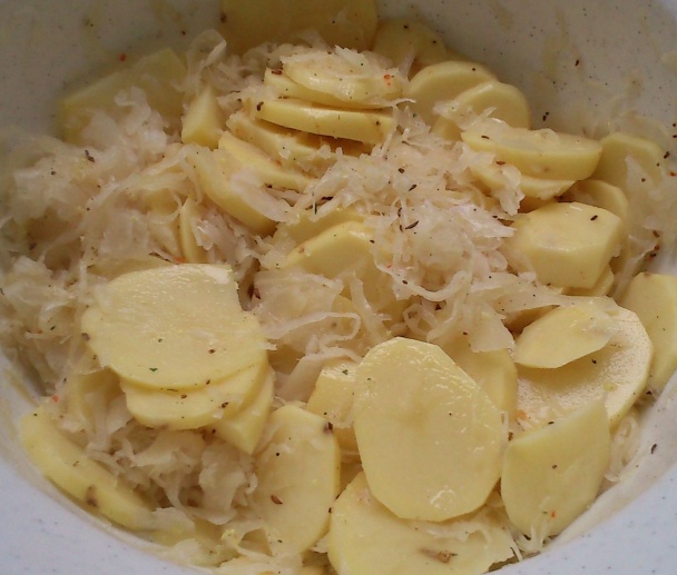 Krkovička pečená v čiernom pive, prekladaná kyslou kapustou a zemiakmi (fotorecept) - obrázok 1