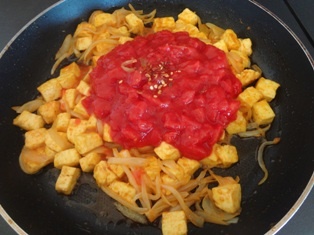 Opečené halloumi s paradajkami a cestovinou (fotorecept) - obrázok 7