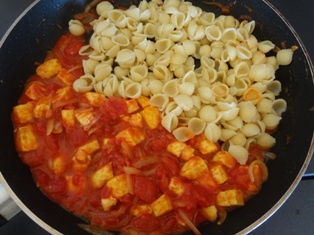 Opečené halloumi s paradajkami a cestovinou (fotorecept) - obrázok 9