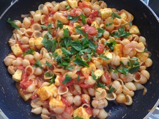 Opečené halloumi s paradajkami a cestovinou (fotorecept) - obrázok 10