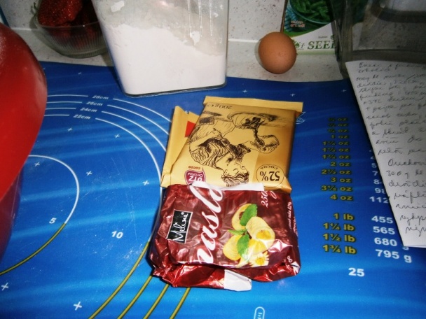Osie hniezda plnené vanilkovým pudingom, horkou čokoládou a posypané orechami (fotorecept) - obrázok 4