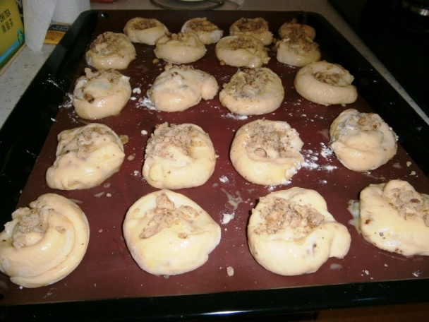 Osie hniezda plnené vanilkovým pudingom, horkou čokoládou a posypané orechami (fotorecept) - obrázok 5