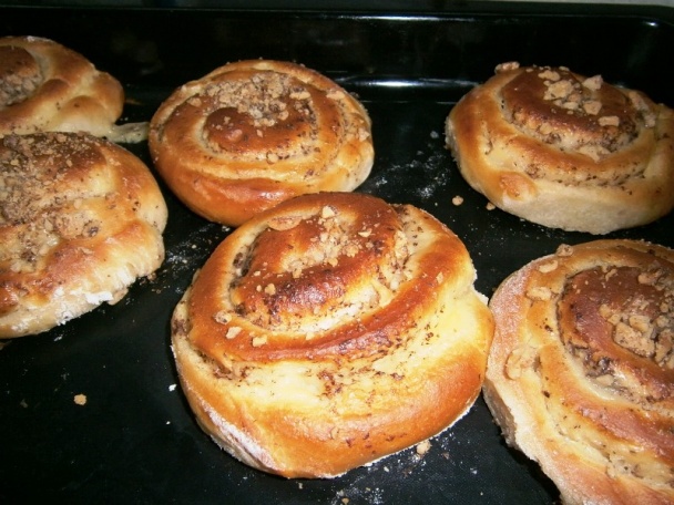 Osie hniezda plnené vanilkovým pudingom, horkou čokoládou a posypané orechami (fotorecept) - obrázok 7