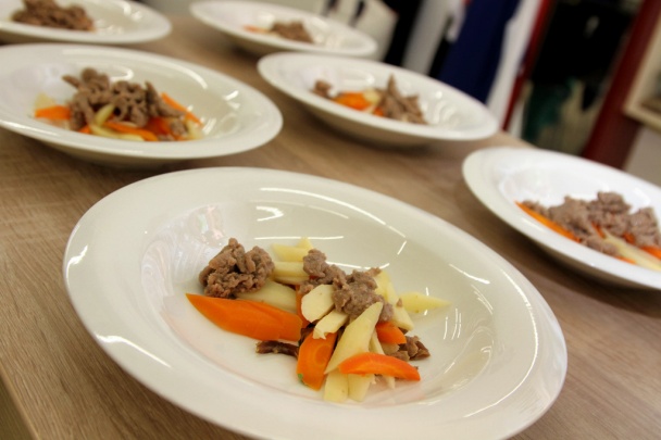 Kačacie consommé so zeleninou a pečeňovými haluškami (fotorecept) - obrázok 8