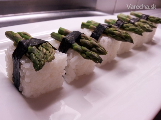 Sushi so zelenou baby šparglou