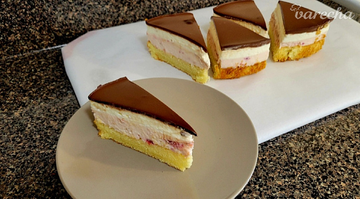 Letná jahodovo-čokoládová torta s mascarpone a so šľahačkou (videorecept)