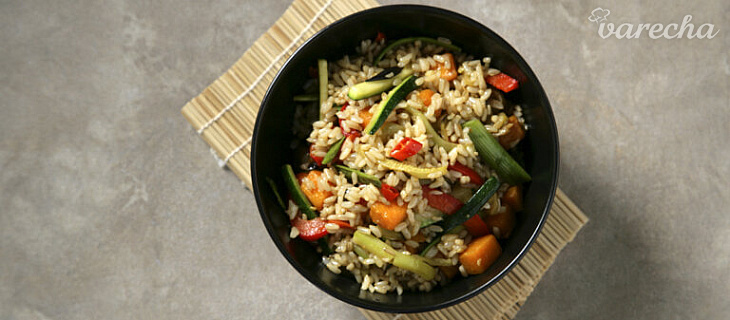 Restovaná hnedá ryža so zeleninou