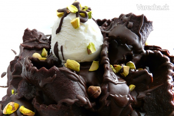 Čokoládové rezance so zmrzlinou a pistáciami (fotorecept)