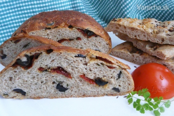 Chlieb so sušenými rajčinami a olivami (fotorecept)