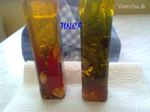Ochutené olivové oleje: chilli-cesnak, bazalka-rozmarín 
