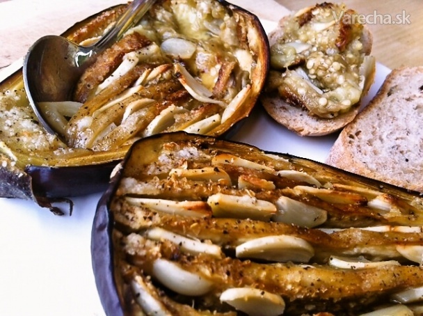 Baklažán pečený s cesnakom