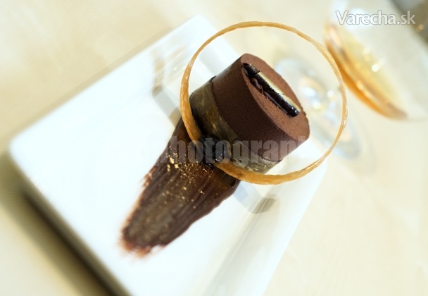 Čokoládovo-Armagnac mousse s marinovanými slivkami