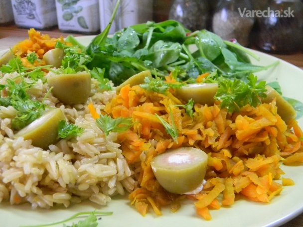 Hnedá ryža s mrkvou a plnenými olivami