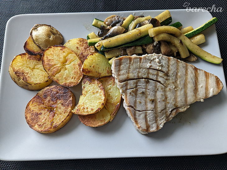 Steak z tuniaka s opečenými zemiakmi a zeleninou 