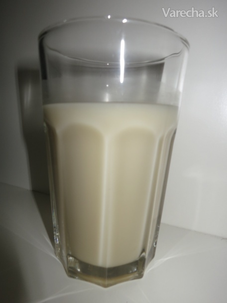 Domáce sladké mandľové mlieko