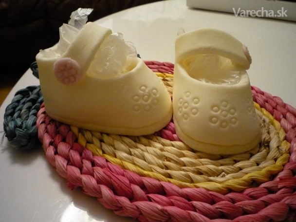 Topánočky na tortu - hmota marshmallows (fotorecept)