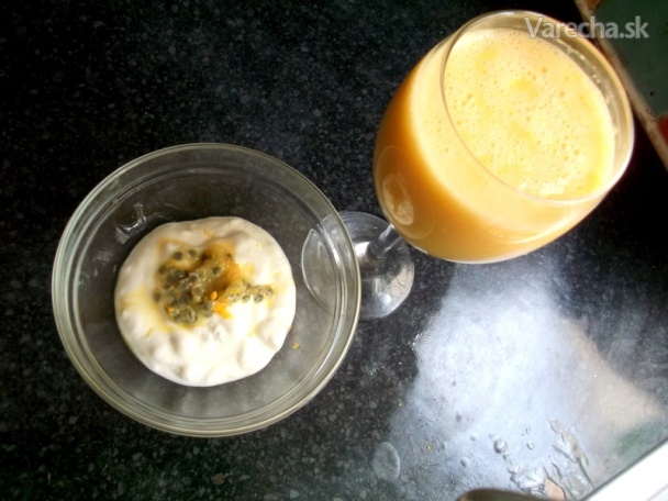 Pomarančový nápoj s passion fruit a kokosovým jogurtom