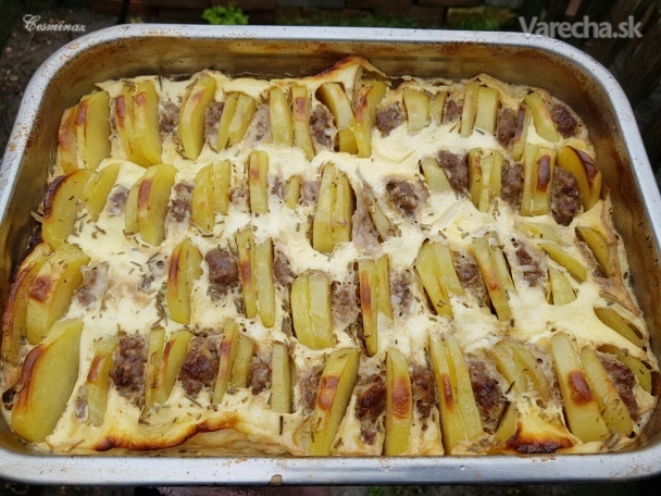 V rúre pečené zemiaky so smotanou a mletým mäsom (fotorecept)