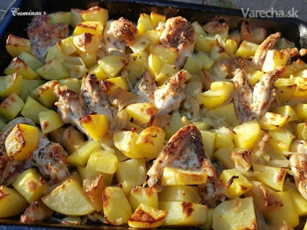 Zapečené zemiaky s jablkom a kuracími krídlami (fotorecept)