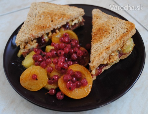Sladký sendvič s ovocím a orechami