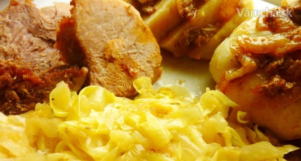 Bravčové stehno so sladkou kapustou a zemiakovou knedľou