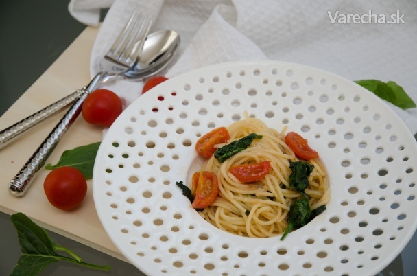 Špagety so špenátom a s paradajkami