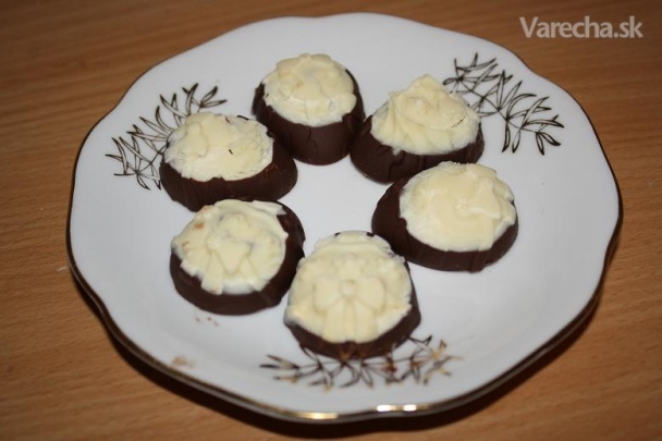 Dvojfarebné čokoládové bonbóny plnené želatínovým cukríkom