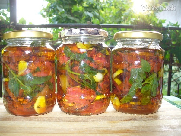 Sušené paradajky s bazalkou a cesnakom v olivovom oleji - sterilizované (fotorecept)