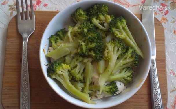 Zdravé zapekané kuracie prsia s brokolicou a jogurtom (fotorecept)